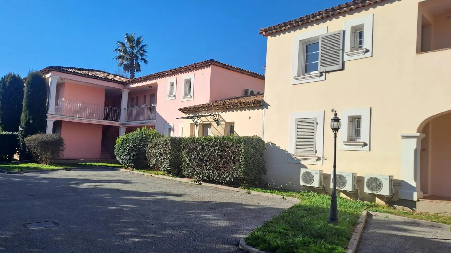 Apartment Grileg- Pour Des Vacances Ideales En Famille ! T2 Cabine Dans Residence Avec Piscine Chauffee Grimaud